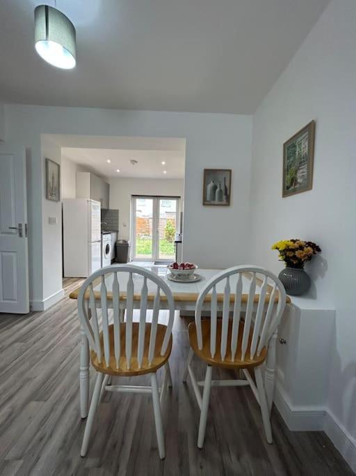 Bali Bliss Garden Flat With Parking Apartment Enfield Bagian luar foto