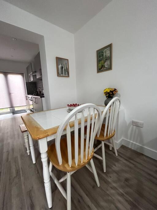 Bali Bliss Garden Flat With Parking Apartment Enfield Bagian luar foto