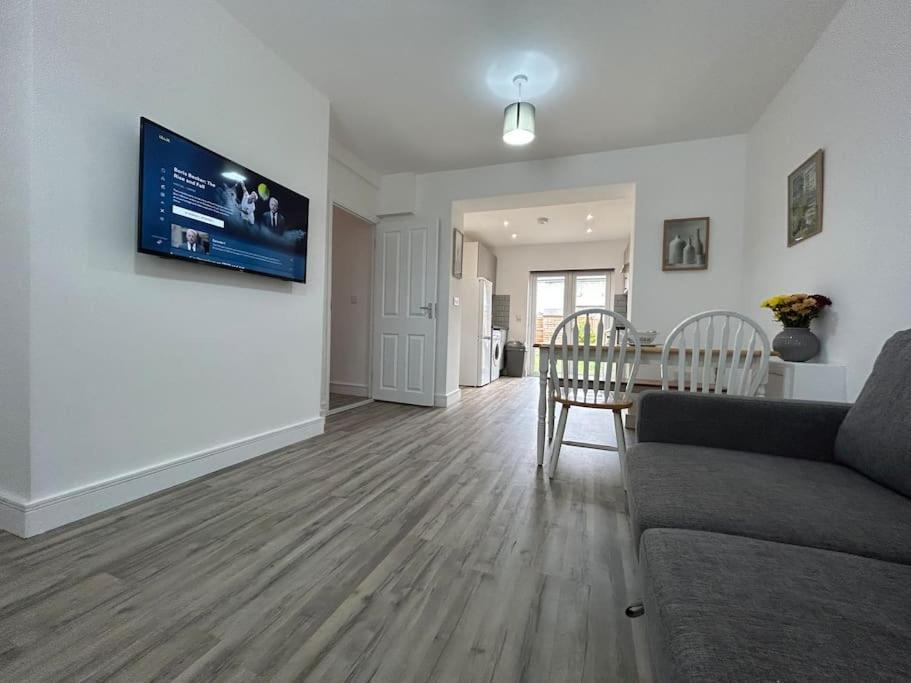 Bali Bliss Garden Flat With Parking Apartment Enfield Bagian luar foto