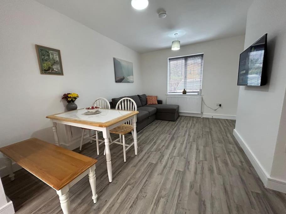 Bali Bliss Garden Flat With Parking Apartment Enfield Bagian luar foto