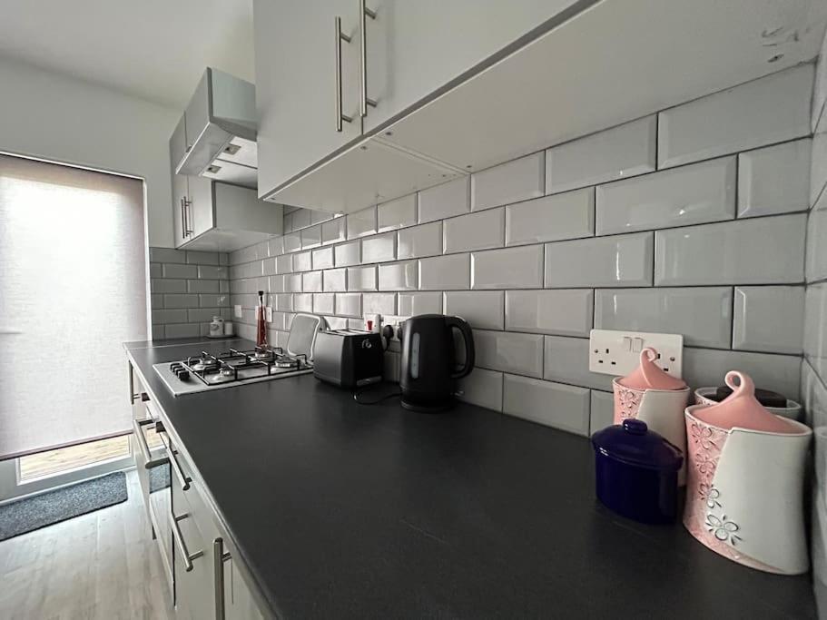 Bali Bliss Garden Flat With Parking Apartment Enfield Bagian luar foto
